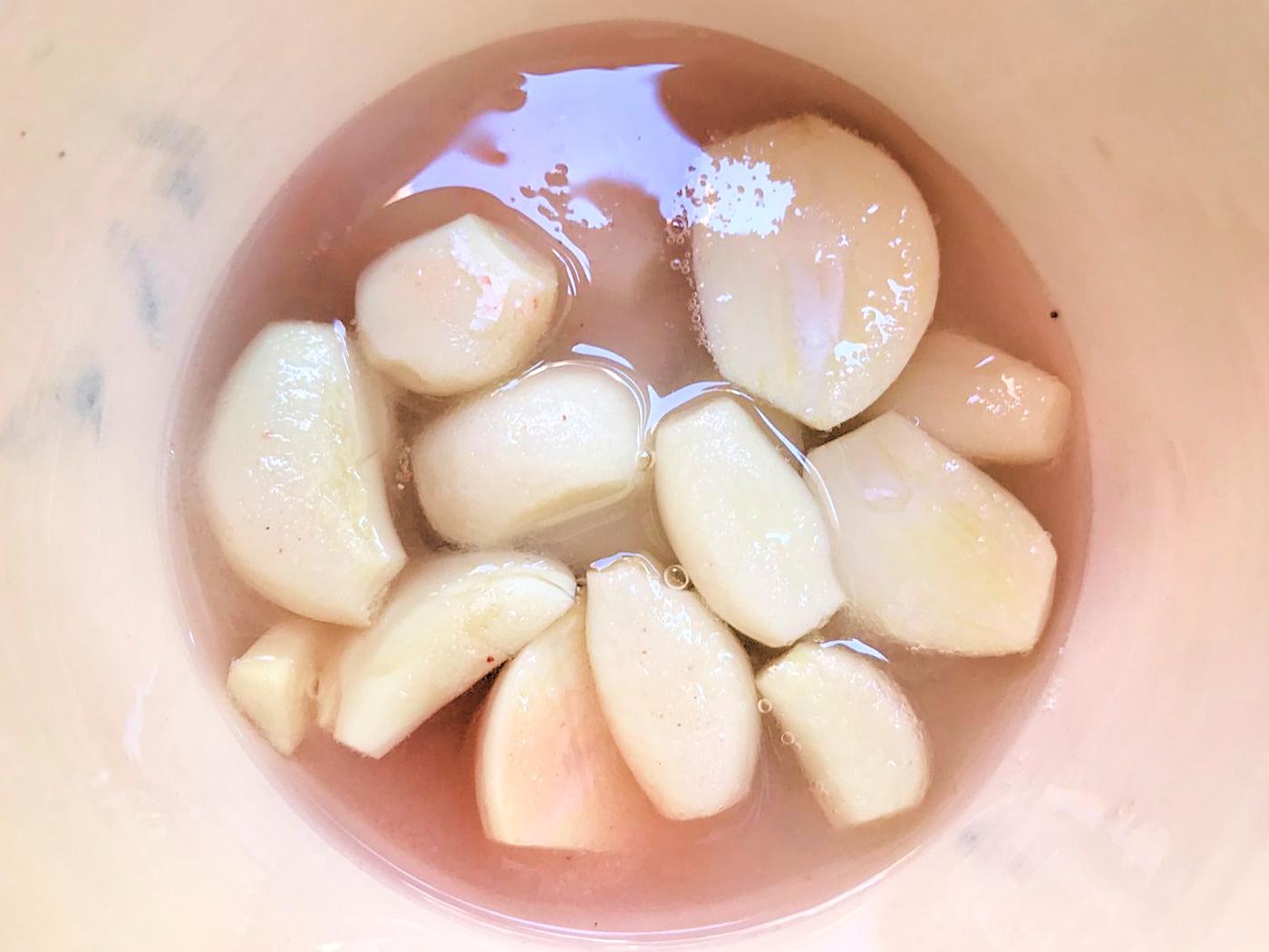 garlic, sugar, salt and water. Yes it's true, there are more than 6 cloves of garlic.. it's because we doubled the proportions for maximum of sriracha. We're addicts!